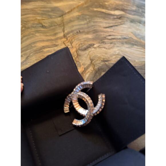 2025 Chanel Broach - Interlocking C - Picture 7 of 9